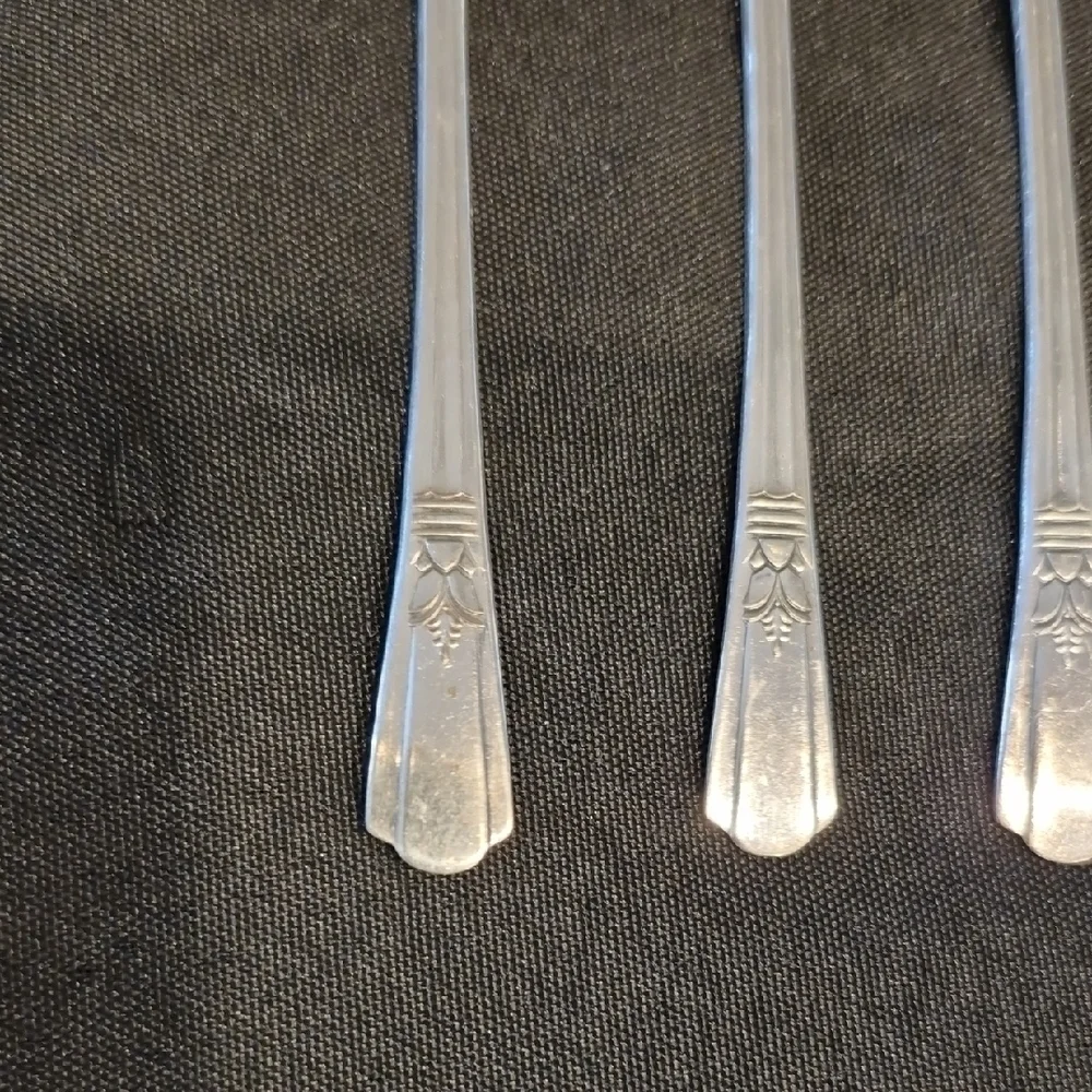 Court Silverplated Set of 8  Teaspoons